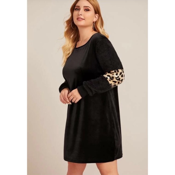 Velvet dress w/ Faux Fur Sleeves - Picture 4 of 8